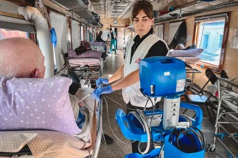 Patient får dropp ombord på ett tåg.