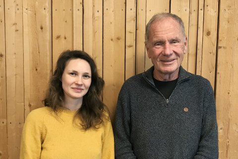 Tove Tikkanen, programledare och Mats Blennow, gäst, tittar in i kameran.