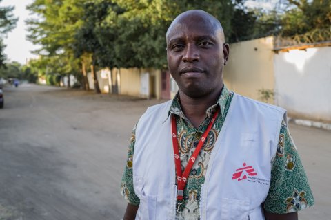 Man i Läkare Utan Gränser-väst tittar in i kameran.