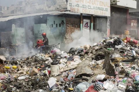 Sopor och bråte på gatorna i Port-au-Prince