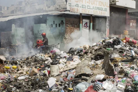 Sopor och bråte på gatorna i Port-au-Prince