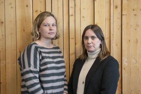 Hanna Majanen, gäst, och Catinka Agneskog, programledare, står bredvid varandra och tittar in i kameran.