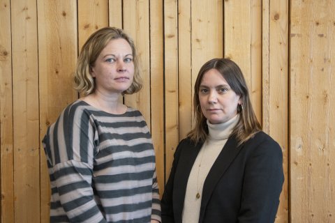 Hanna Majanen, gäst, och Catinka Agneskog, programledare, står bredvid varandra och tittar in i kameran.