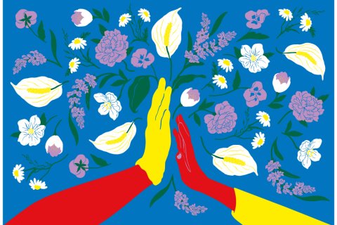 Två händer gör en highfive mot en blommig, blå bakgrund 