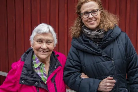 Inger står arm i arm med Läkare Utan Gränsers testamenteshandläggare.