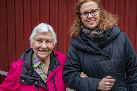 Inger står arm i arm med Läkare Utan Gränsers testamenteshandläggare.