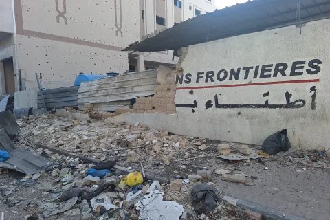en sönderskjuten byggnad med texten medecins sans frontieres på fasaden