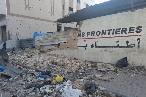 en sönderskjuten byggnad med texten medecins sans frontieres på fasaden