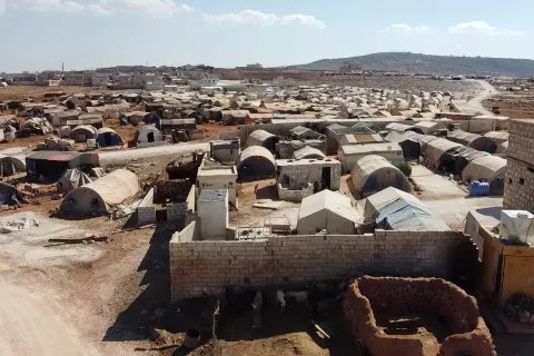 rader av tält i ett läger för internflyktingar i norra Syrien