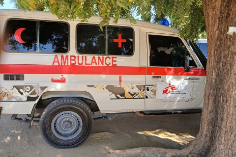 En av Läkare Utan Gränsers ambulanser står under ett träd