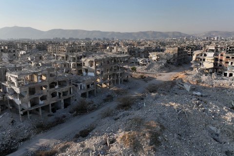 Sönderbombad stadsmiljö i Östra Ghouta