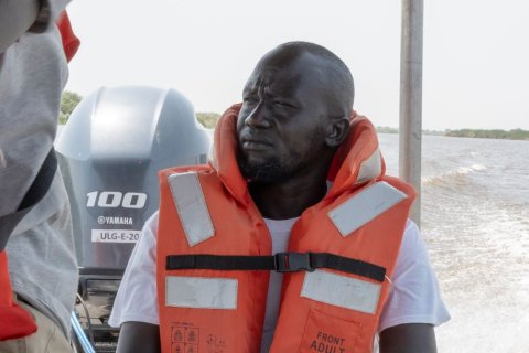 En man i flytväst på en båt.