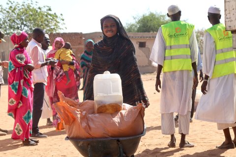 Kvinna med skottkärra med mat