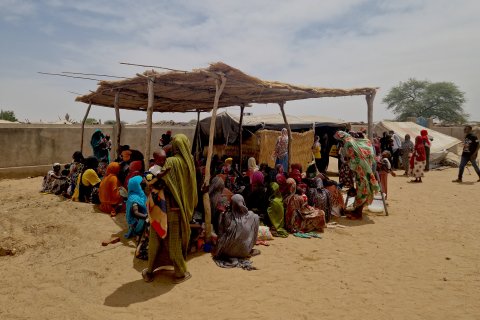 Stor samling människor under ett tak utan väggar