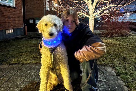 Tove sitter bredvid sin hund