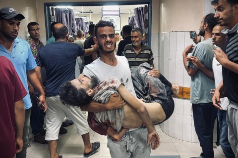 Man bär in en livlös man på en akutmottagning