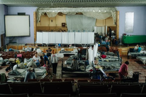 Överblick av en sal med sjukhusbäddar.