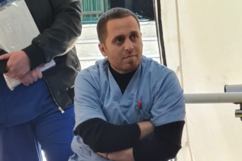 Man i blå läkaruniform