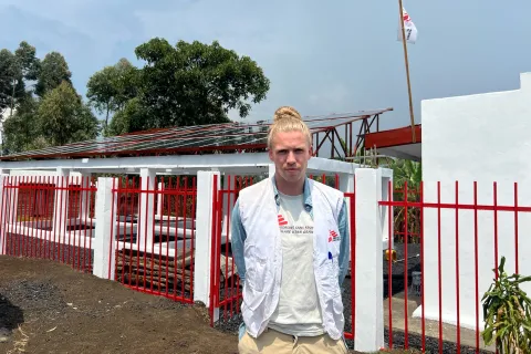 Porträttbild av Zacharias Edholm framför en byggnad.