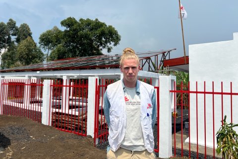 Porträttbild av Zacharias Edholm framför en byggnad.