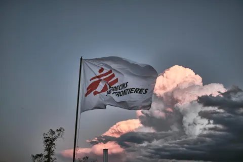 Flagga med Läkare Utan Gränsers logotyp 