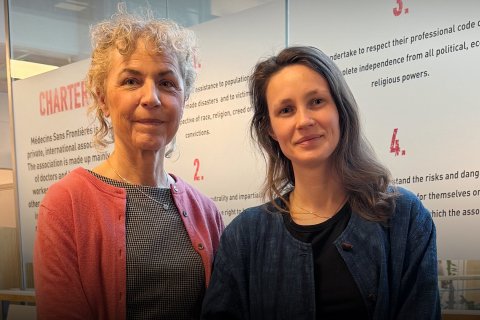 två kvinnor på ett kontor