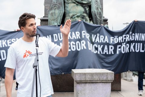 Man talar på demonstration