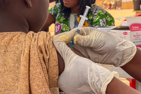 barn får spruta med vaccin