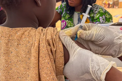 barn får spruta med vaccin