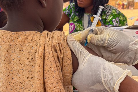 barn får spruta med vaccin