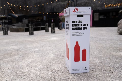 Ett returkärl på en grusplan