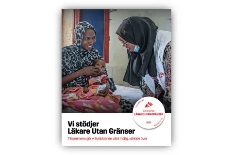 Inlägg med bild på leende kvinna som matar litet barn med näringsberikad nötkräm tillsammans med anställd från läkare utan gränser, texten "vi stödjer läkare utan gränser""