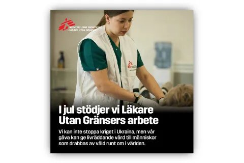 Medarbetare från läkare utan gränser undersöker äldre patient. Text "vi stödjer läkare utan gränser"