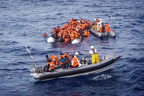 Flera människor föll i vattnet under en av räddningarna som Alexander var inblandad i på Medelhavet. 