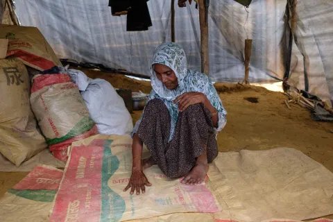 En 60-årig kvinna som flytt från Maungdaw i Rakhine, Myanmar, till Bangladesh. 