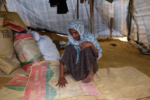 En 60-årig kvinna som flytt från Maungdaw i Rakhine, Myanmar, till Bangladesh. 