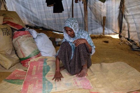 En 60-årig kvinna som flytt från Maungdaw i Rakhine, Myanmar, till Bangladesh. 