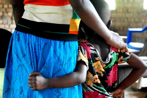 Kongo-Kinshasa. Barnen kommer med sina föräldrar till mässlingssjukhuset i Mulongo. 