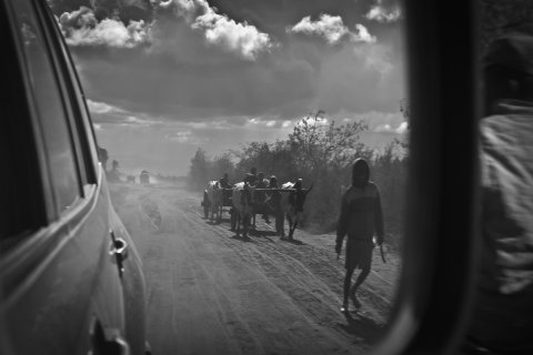 Riksväg 13 i Madagaskar trafikeras mest av fotgängare och oxkärror.
