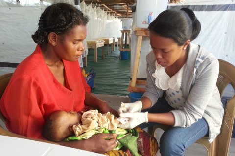 Den lilla flickan får en intravenös infart när hon kommet till sjukhusets intensivvårdsavdelning. 