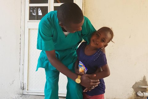 Bukar, undersköterska i Nigeria, tillsammans med flickanBukar, undersköterska i Nigeria, tillsammans med flickan Hafsat.