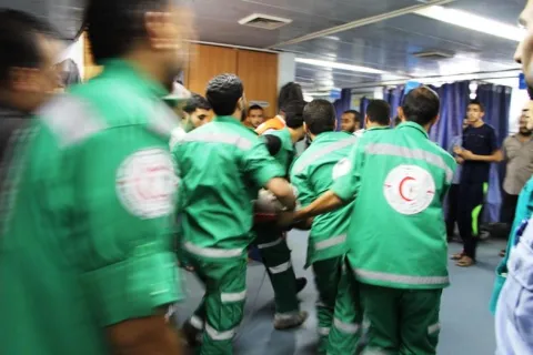 Tidigt på morgonen den 20:e juli på Shifasjukhuset för ambulansmän in två kollegor som dödats av våldet i Gaza. FOTO: Samantha Maurin