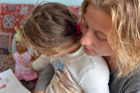 Svetlana sitter med sin fem år gamla dotter under ett rådgivningssamtal med Läkare Utan Gränser. FOTO: Julie Remy