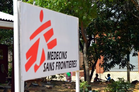 Barn leker utanför kliniken i Harare, där Läkare Utan Gränser bland annat behandlar barn med hiv. 