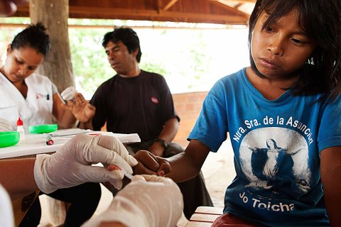 foto av en sjuksköterska som tar blodprov på ett barns finger