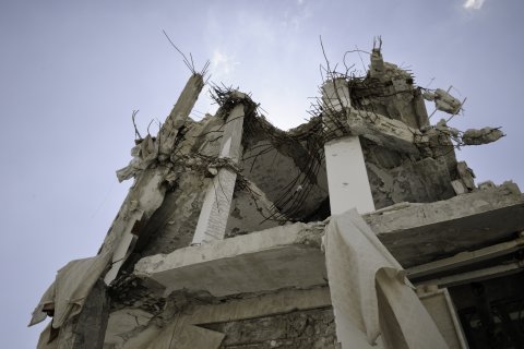 Flygangrepp och tung beskjutning orsakar omfattande förstörelse i Syrien. Civilbefolkningen drabbas hårt av våldet. 