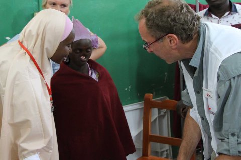 En kirurg från Läkare Utan Gränser pratar med en patient som lider av sjukdomen noma. 