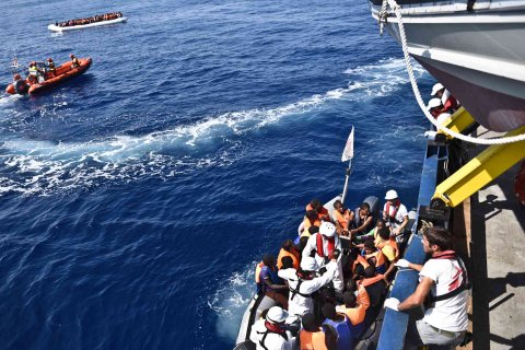 Från fartyget Dignity I skickades mindre gummibåtar ut för att undsätta människorna i nöd. 