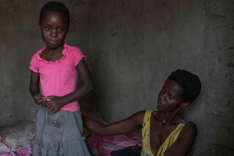 Femåriga Shamiso tillsammans med sin mamma Prisca.