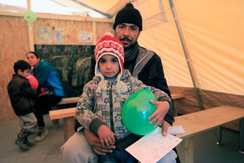 Barn i flyktinglägret Moria på Lesbos är särskilt känsliga för kylan och de svåra förhållandena.